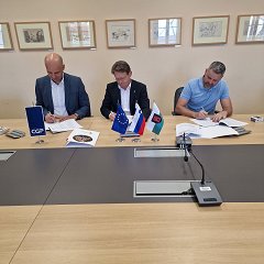 Podpis_pogodba_za_ureditev_Ajdovega_zrna.jpg