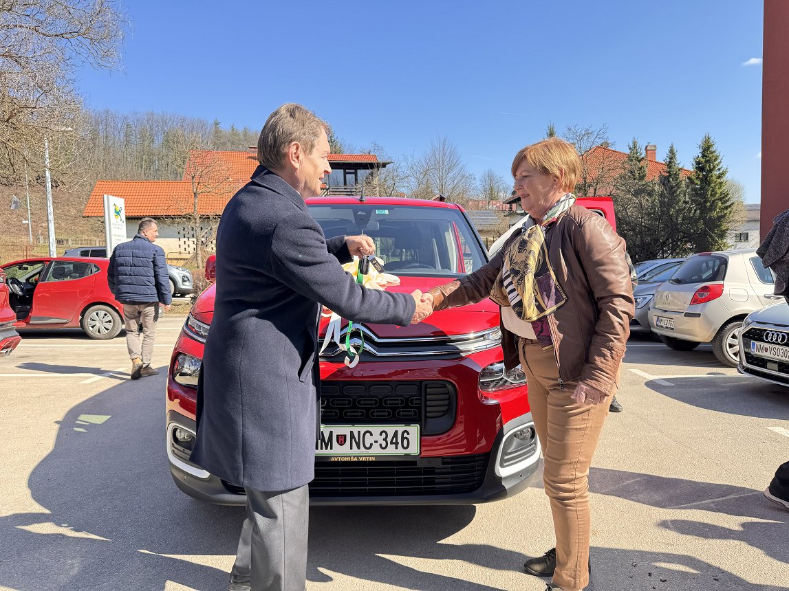 Župan predal vozilo Senior Domu starejših občanov Črnomelj (2).jpeg