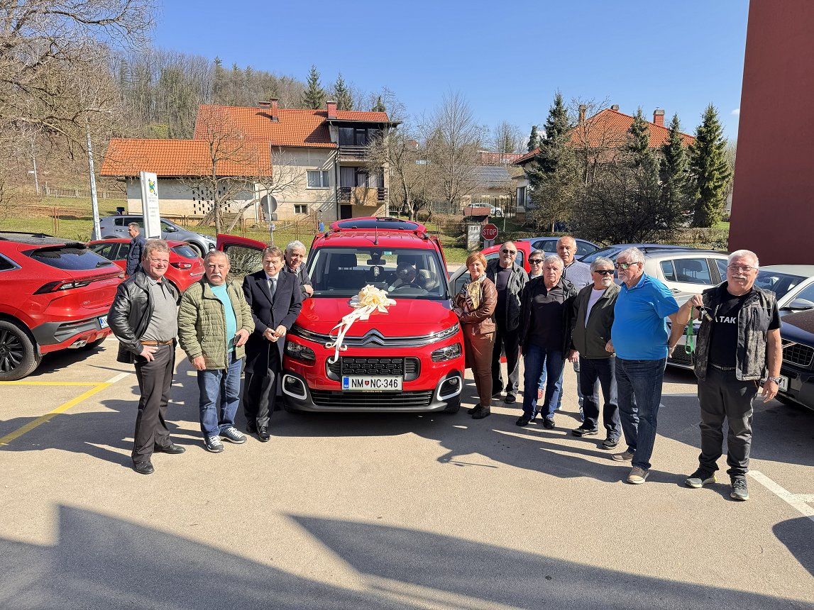 Župan predal vozilo Senior Domu starejših občanov Črnomelj (1).jpeg