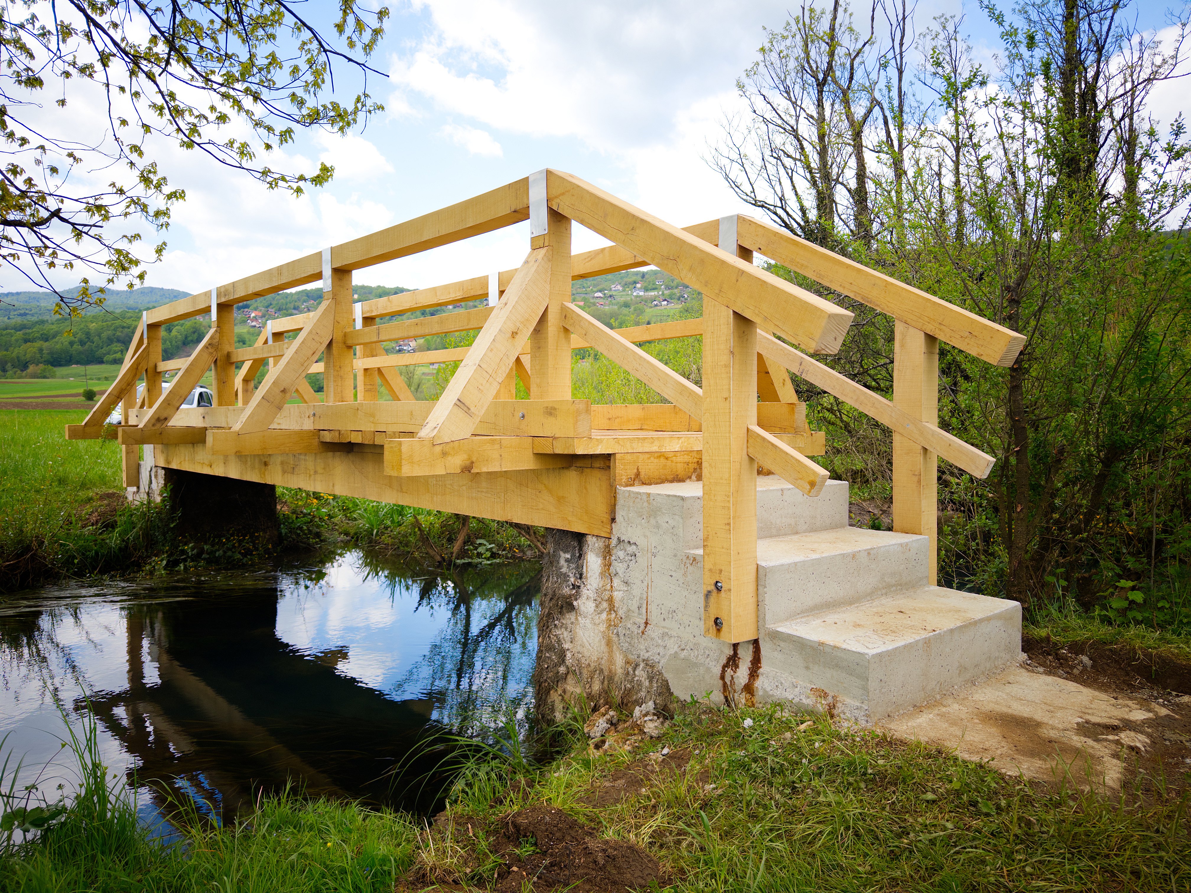 Prenovljena lesena brv čez Jelševniščico