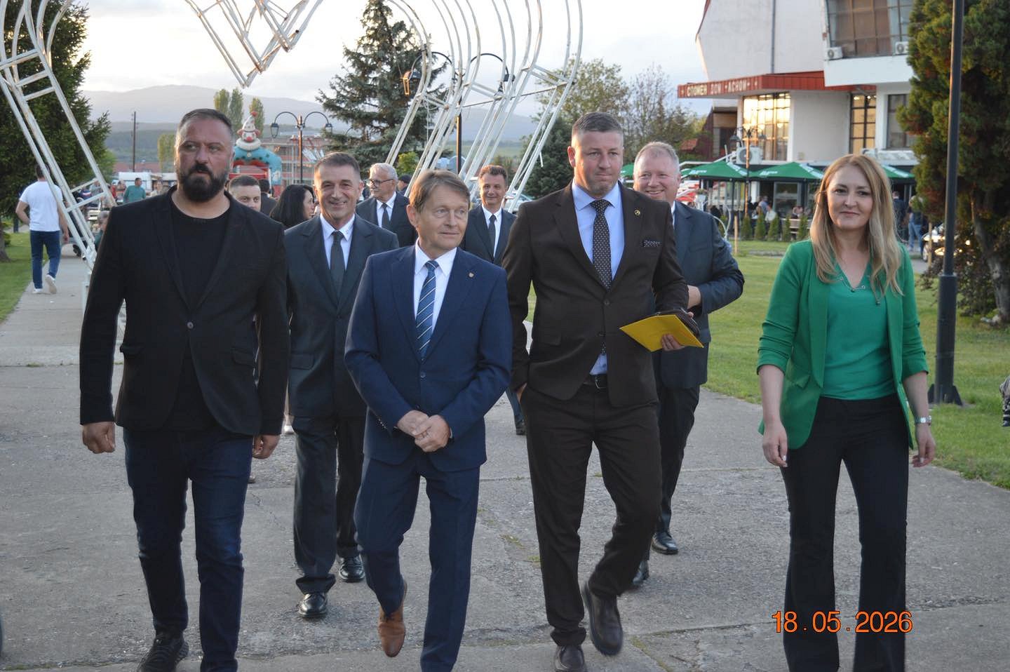 Župan Kavšek z županom občine Delčevo in drugimi predstavniki med ogledom mesta