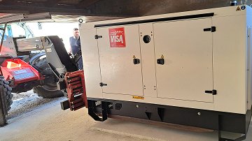 Viličar postavlja generator na mesto.jpg