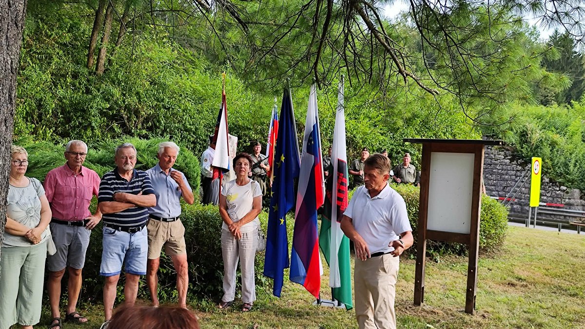Župan Andrej Kavšek med nagovorom zbranih pri spominskem obeležju ob vranoviškem mostu