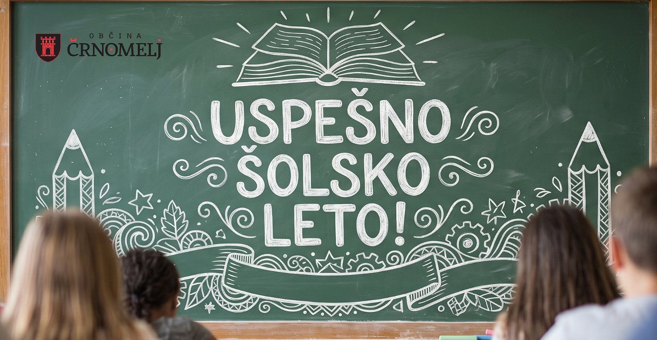 Otroci v klopeh s pogledom na šolsko tablo kjer piše Uspešno šolsko leto!