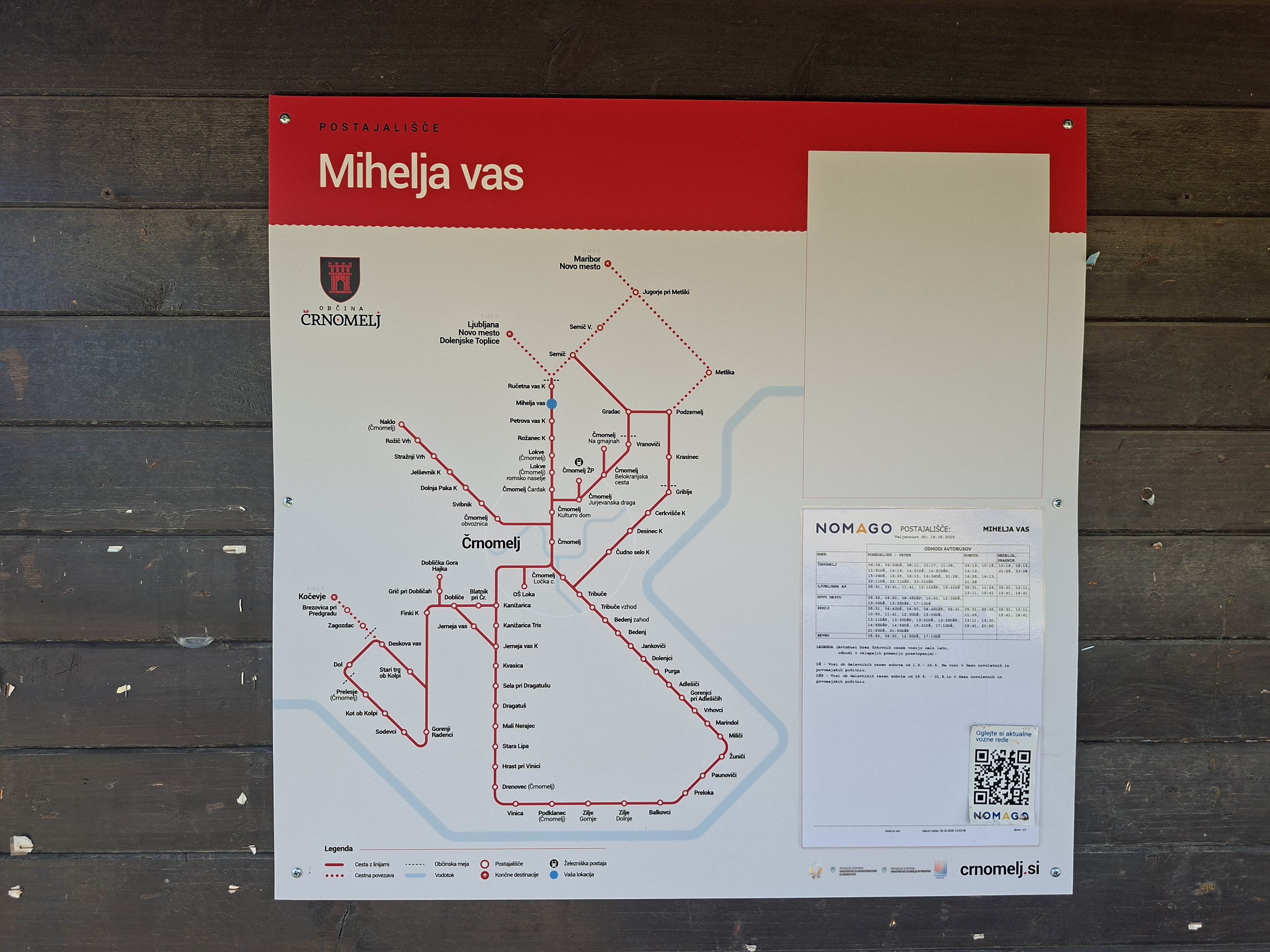 Slika informativne table s shemo avtobusnih linij in voznimi redi